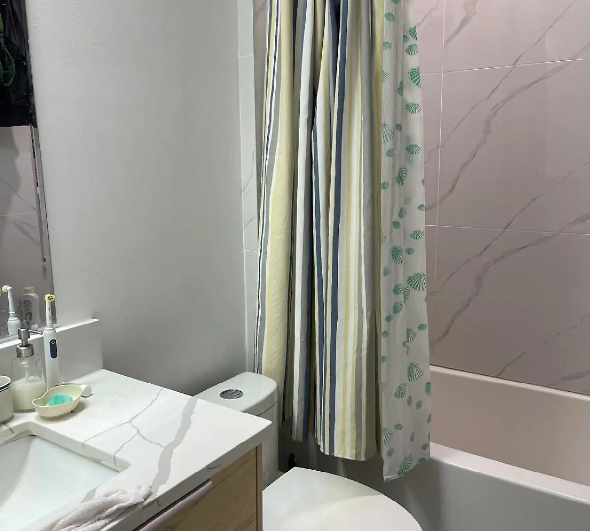 게스트하우스 New Luxury Walkout Suite Near University YYC